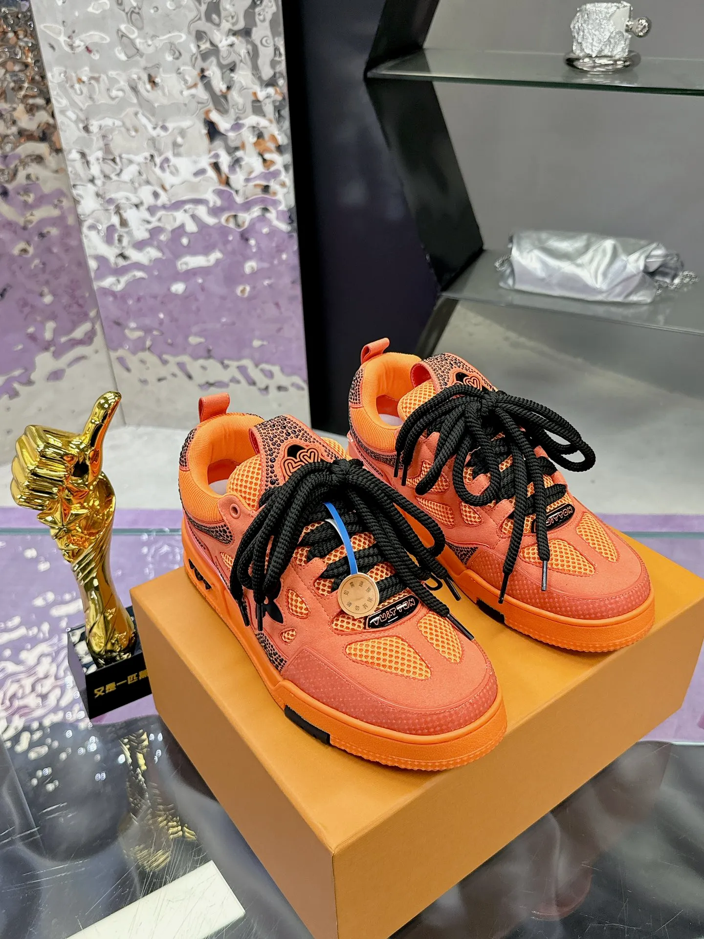 Men's shoes 💰900❤️❤️❤️ 𝙇𝙑 Bread shoes have added new colors 💓 Craftsmanship series 𝟐𝟎𝟐5/𝐒𝐒 𝐧𝐞𝐰 Louis Vuitton catwalk skate shoes are popular, LOUIS VUITTON Trainer is undoubtedly one of the most successful Sneakers launched by luxury brands, but the pace of exploration will not stop. LOUISVUITTON will also bring a new series of skateboard shoes in the spring of 2025. The new series in the picture returns to the 90s Chunky Skate Shoes look and feel. The uppers are made of leather and mesh. The fat silhouette and thick shoelaces are very eye-catching. It is expected to have quite a few colors like the Trainer. Judging from the previous DIOR show skate shoes, this chunky style may be even stronger next year. 💎 Size: Female 35-40 Male 39-46